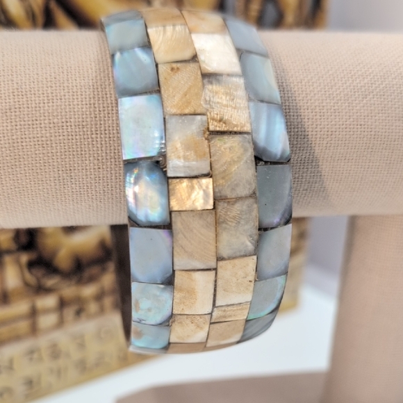 Elegant Mother of Pearl Bracelet - Picture 1 of 6